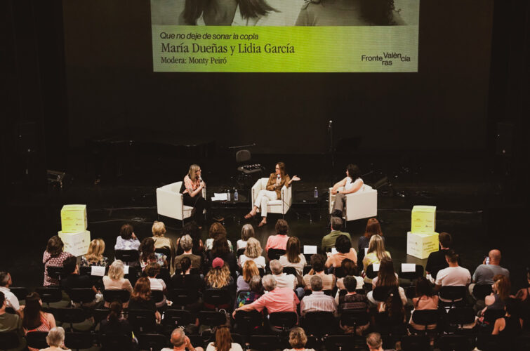 Conversación de apertura de Fronteras, con María Dueñas y Lidia García, moderadas por Monty Peiró