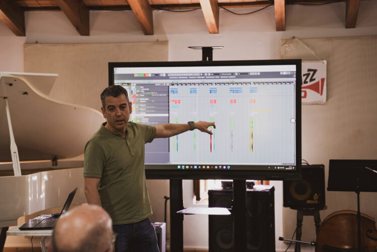El compositor Arnau Bataller en su conferencia sobre bandas sonoras en Sedajazz