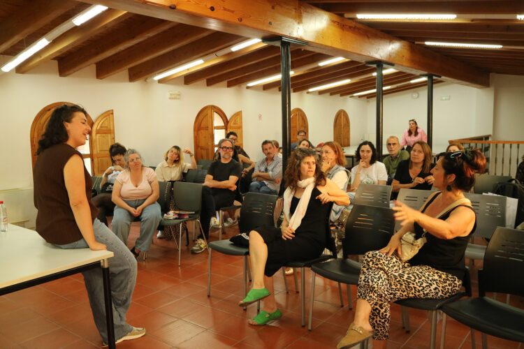 El público conversa y canta en la conferencia Viva la Copla de Lidia García, en la biblioteca del Cabanyal