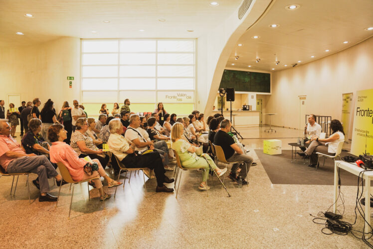 El público en el café literario con Lida García, presentado por Luis Posada, director de Fronteras