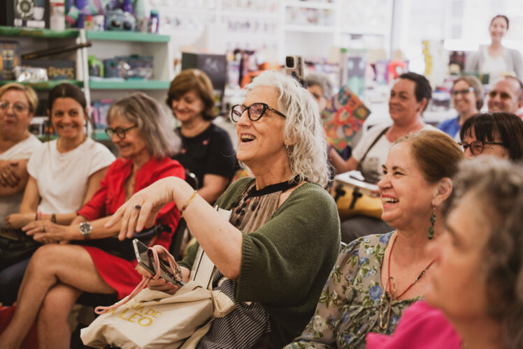 El público en el encuentro con María Dueñas en la librería Passarella Store de Picanya