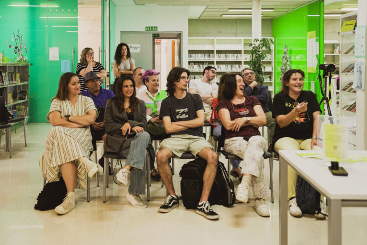 El público interviene en el podcast de El Vomitorio en la biblioteca de Castellar-L'Oliveral