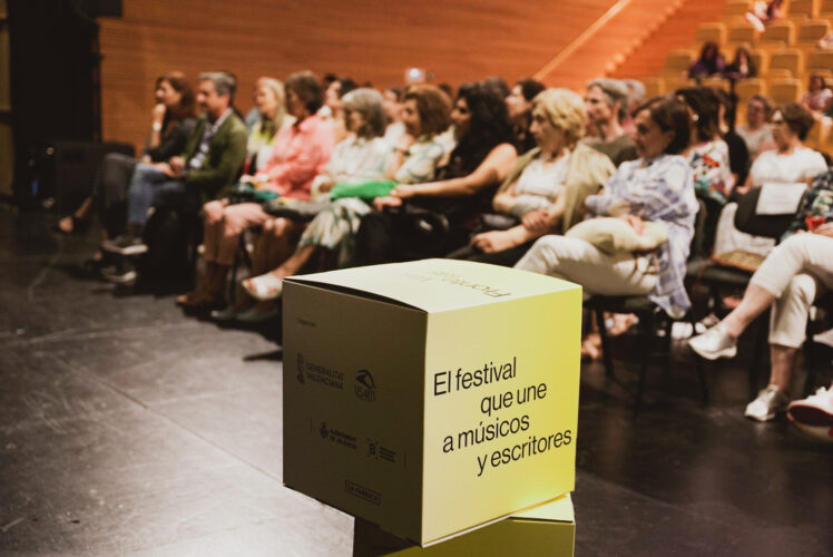 El público se sube a los escenarios de Les Arts