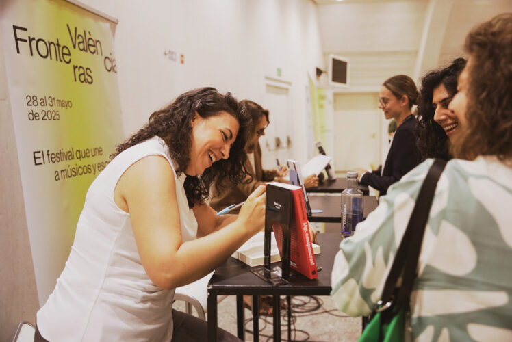Lidia García firma libros y conversa con los asistentes