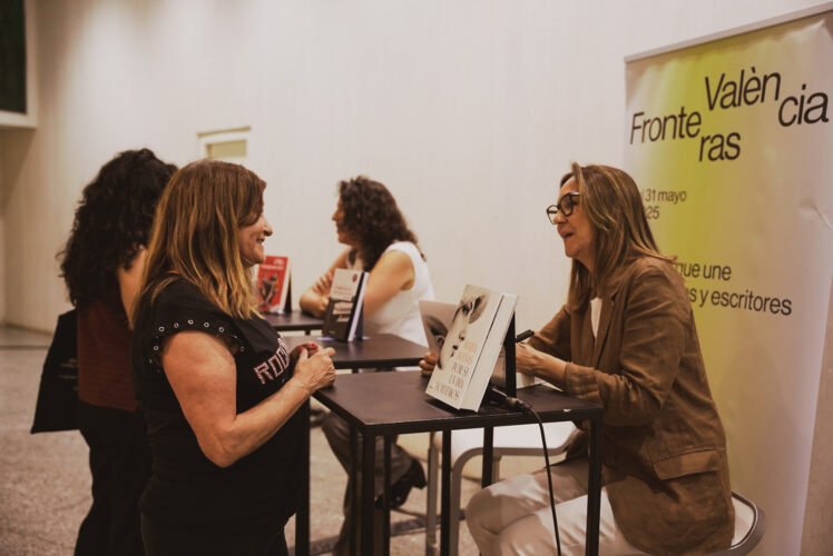 María Dueñas firma ejemplares de su último libro