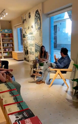 Rafa Lahuerta conversa con sus lectores en la librería Somnis de Paper de Benetússer. Presenta Amparo Soria