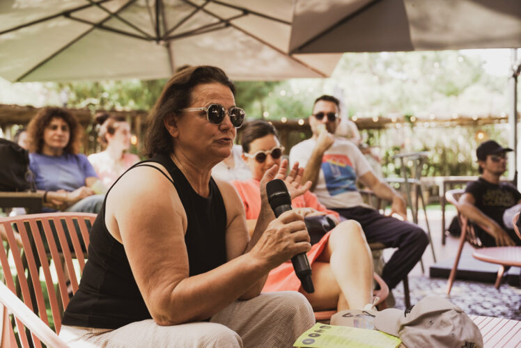 Una asistente conversa con María José Llergo