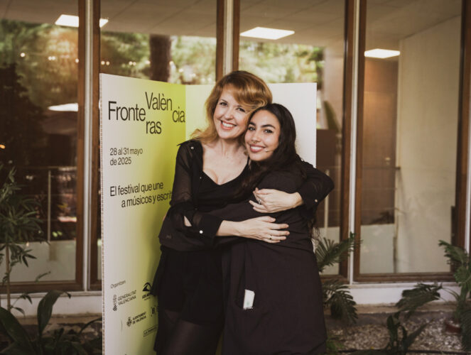 Vanessa Montfort abraza a María José Llergo tras el café con el público